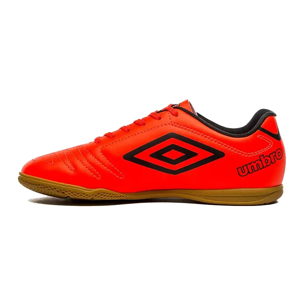 Chuteira Umbro de futsal coral vista lateral destacando logo e detalhes